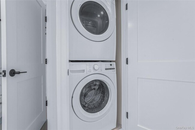 Building Photo - 110 School St