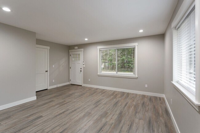 Building Photo - 3 Bed, 2 Bath Home in Maple Falls with 2 Car garage