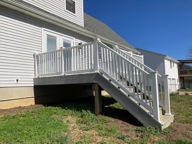 Building Photo - **Backyard offers County Setting in City L...