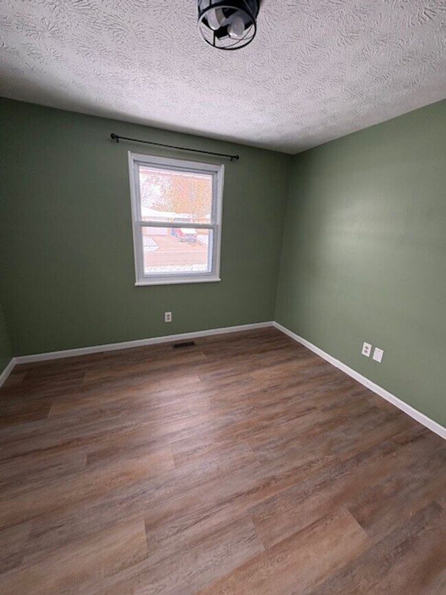 Building Photo - 3 Bedroom, 1 1/2 Bath Home in Huber Heights