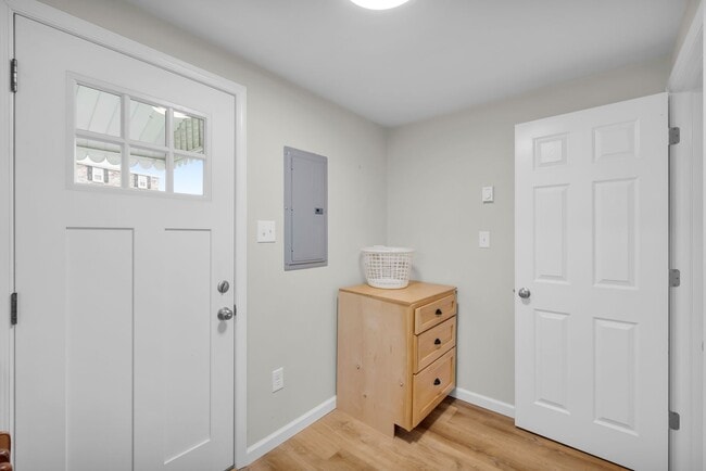 Building Photo - Fully Furnished Bright & Comfortable 1-Bedroom Cottage Available for Rent