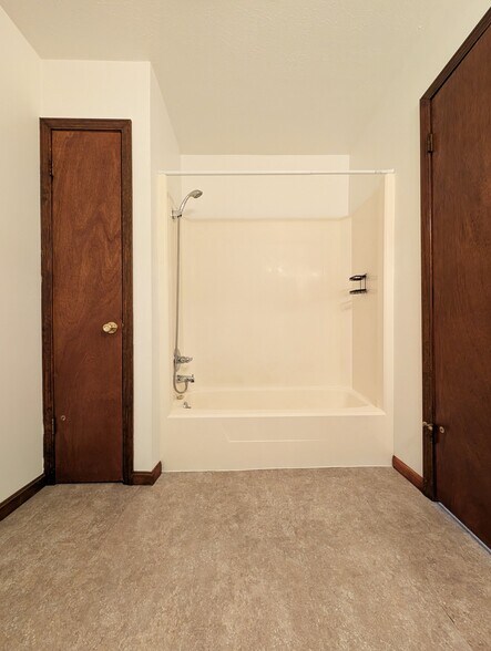 Building Photo - 591 N Lincoln Ave