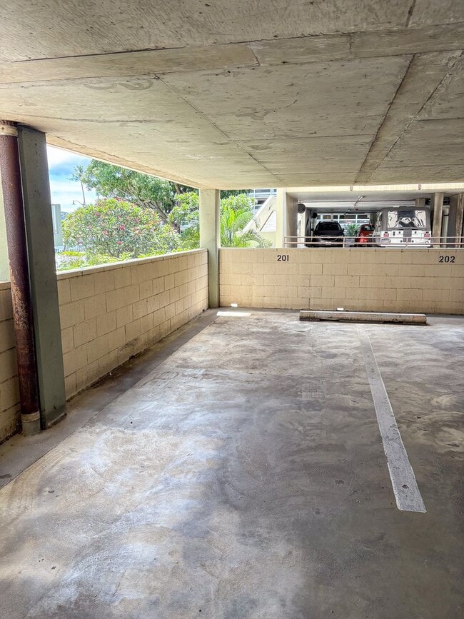 Building Photo - 2211 Ala Wai Blvd