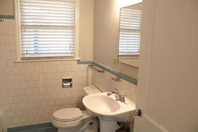 Building Photo - 3 BEDROOM WILSHIRE