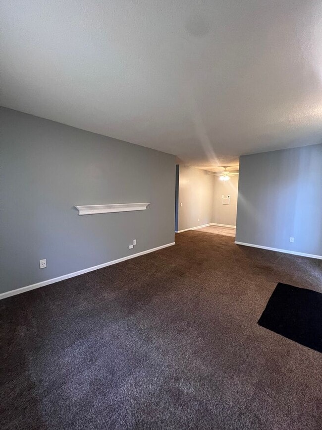 Building Photo - Cozy 2-Bedroom Apartment with Convenient F...
