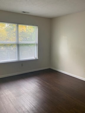 Building Photo - Huge 4 Bedroom 2 bath House with Garage