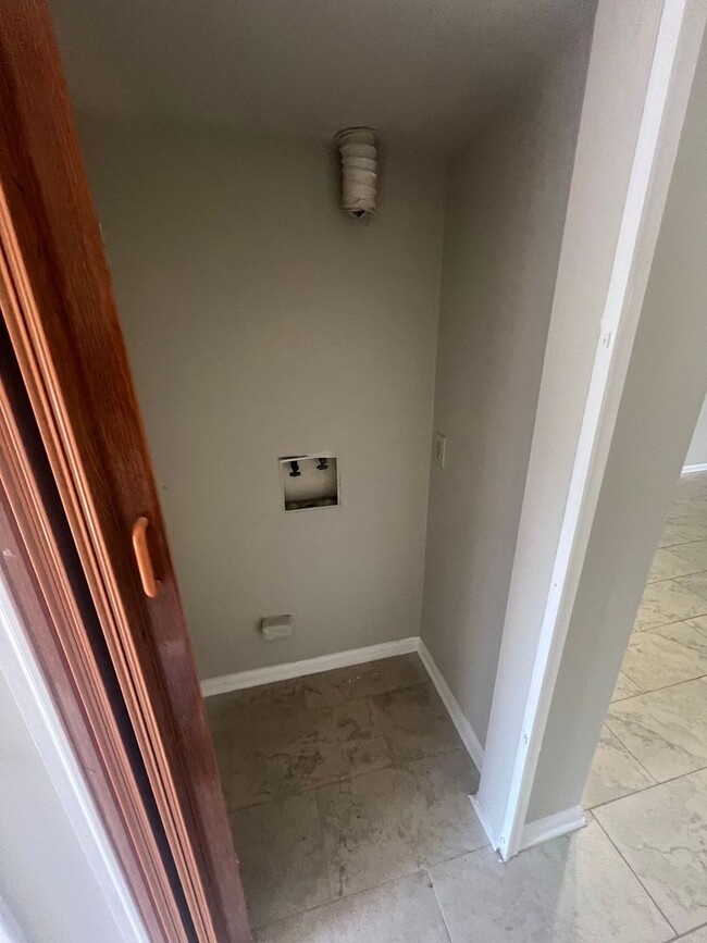 Building Photo - READY NOW!! 2 bedroom 1.5 bathroom in Snel...