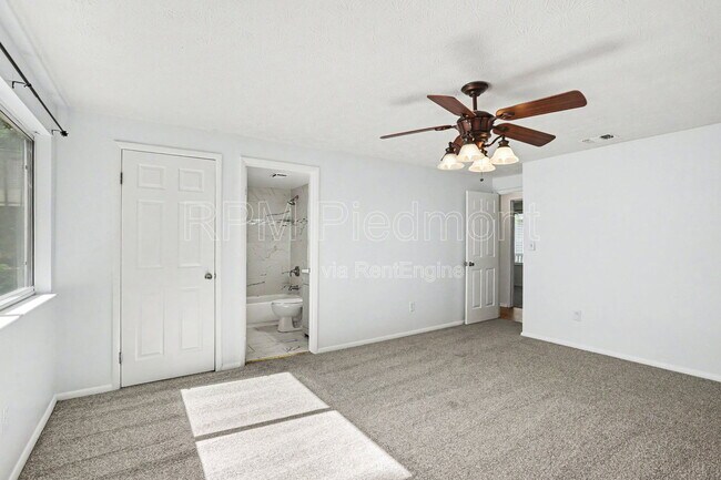 Building Photo - 10475 Willow View Cir