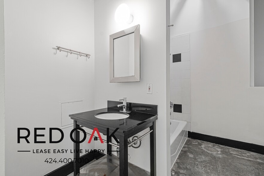 Building Photo - 620 Main St