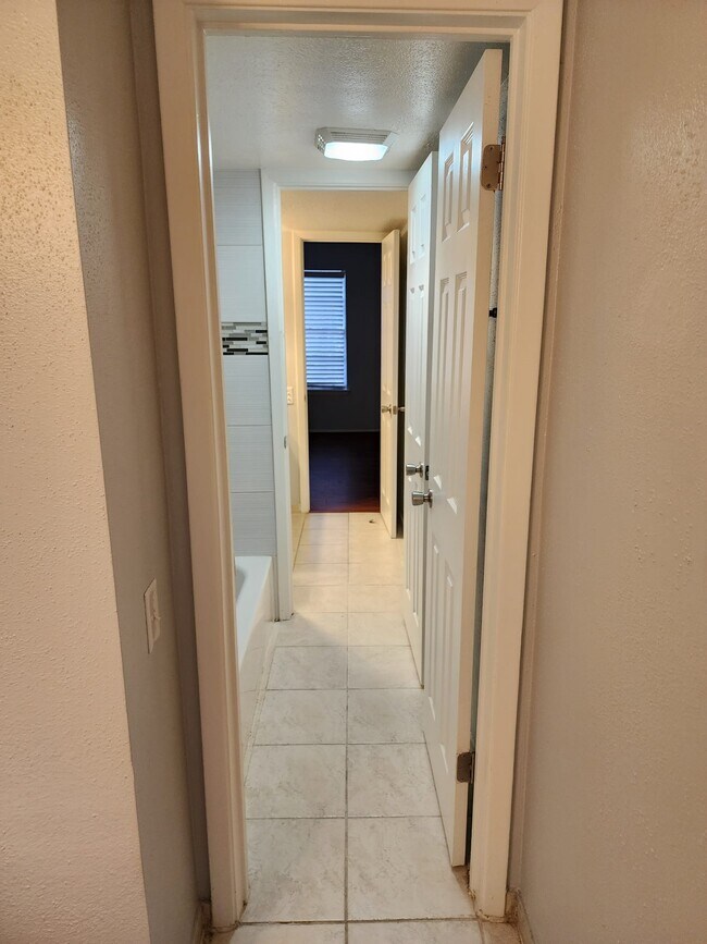 Building Photo - 11710 Southlake Dr