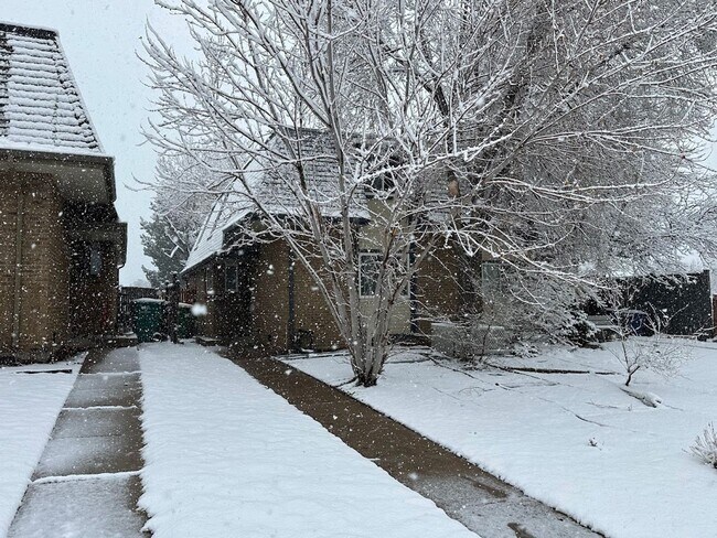 Building Photo - Aurora Rental | 3 Bedroom Home w/ Basement, Garage & Fireplace – Near Denver Commute