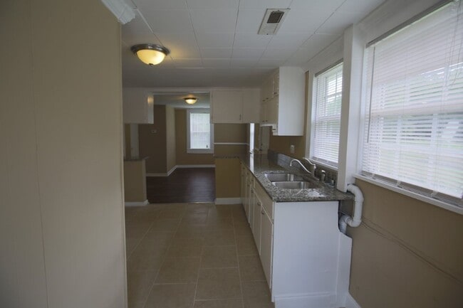 Building Photo - Charming 2-Bedroom Home in an Excellent Location – Priced to Move!
