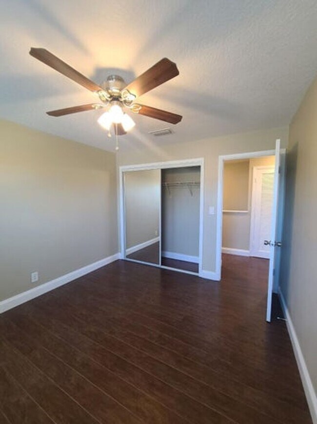 Building Photo - 3201 Bayview Dr