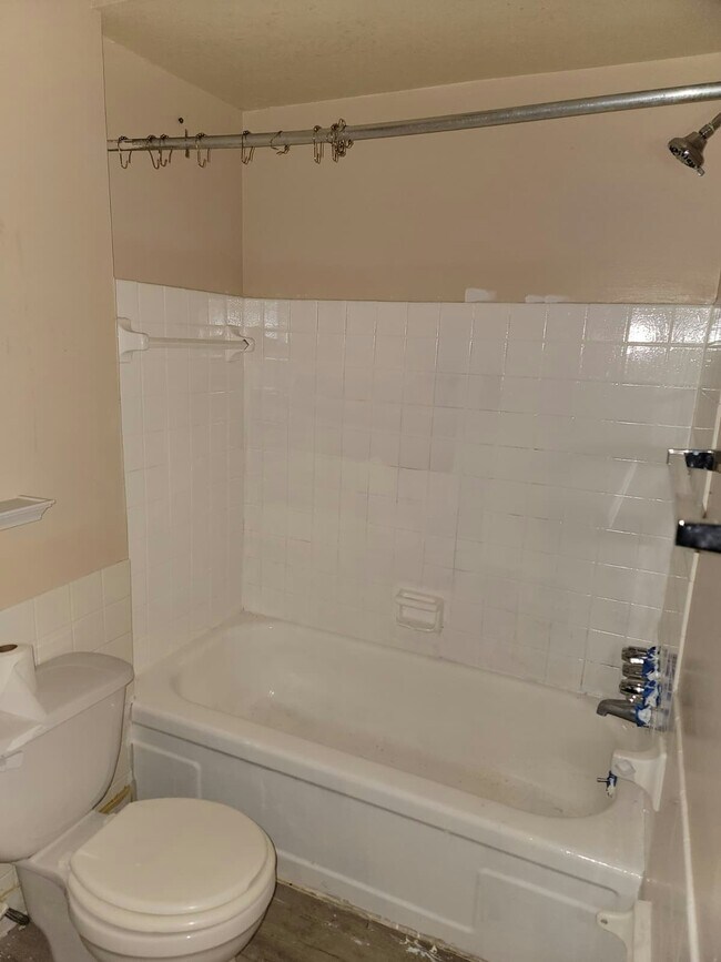 Building Photo - 14815 Euclid Ave