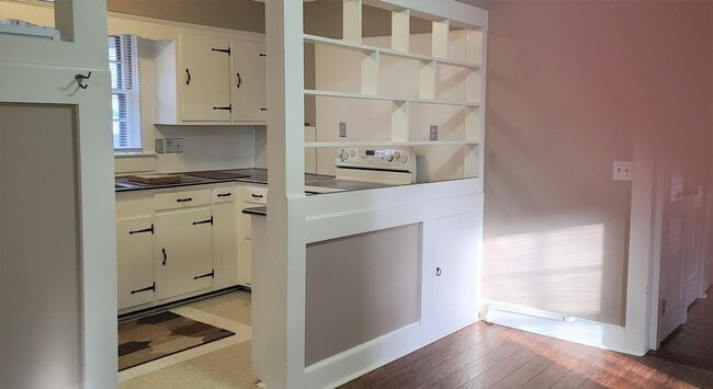 Building Photo - COMING SOON!  Lone Oak Cottage - 2 bedrm 1 bath Available - May 10th