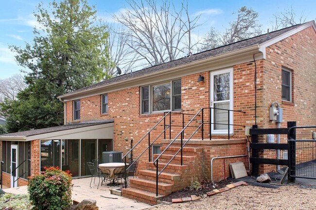 Building Photo - 4 Bedroom on 1 acre