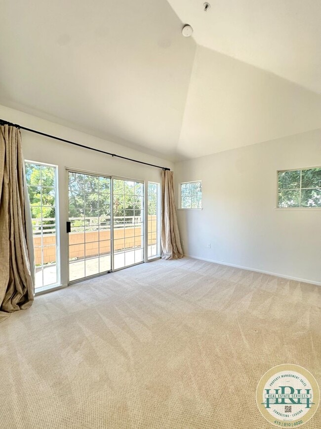 Building Photo - Charming 3BR|2.5BA Palo Alto Townhome – Pr...