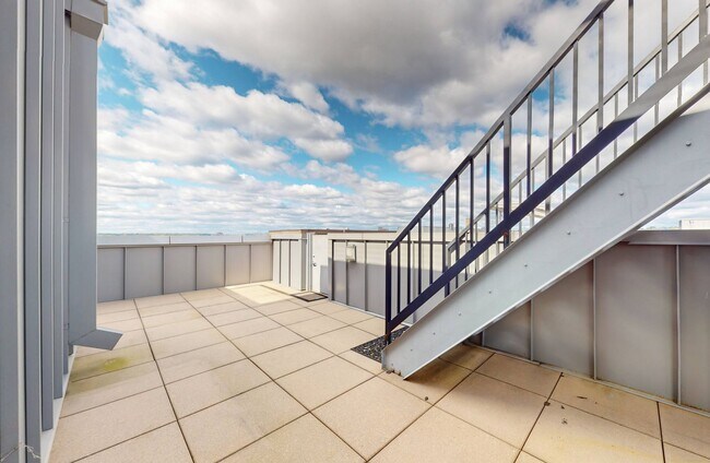 Building Photo - 210 Rocketts Way