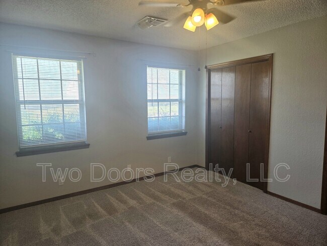 Building Photo - 663 W Perry Dr