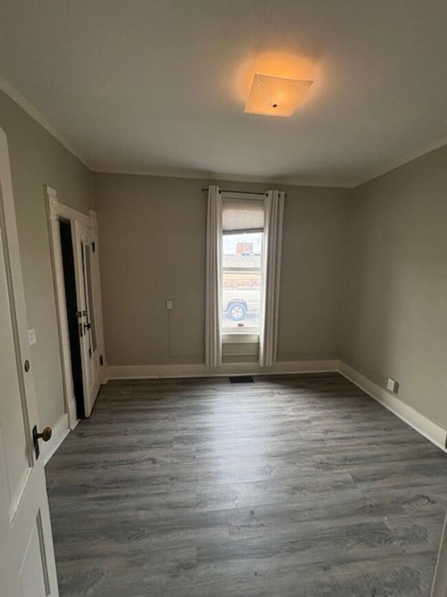 Building Photo - 901 NE Glen Oak Ave