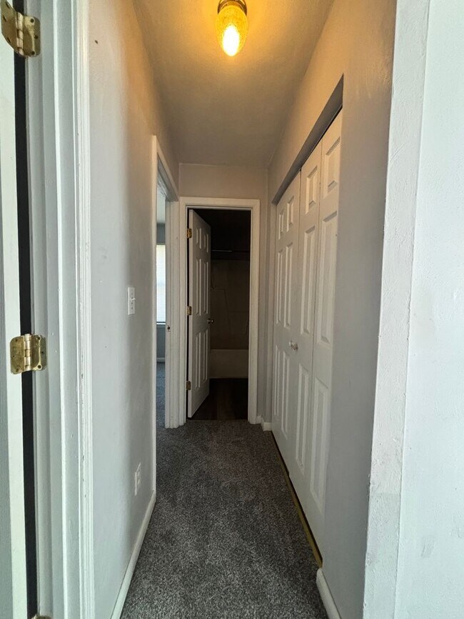 Building Photo - Adorable Two Bedroom Duplex In Truxton