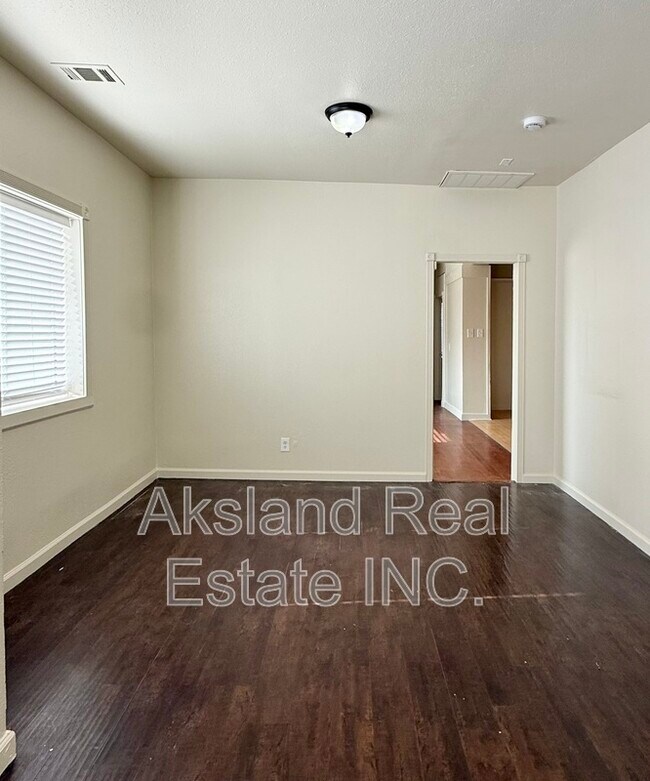 Building Photo - 139 W Yosemite Ave