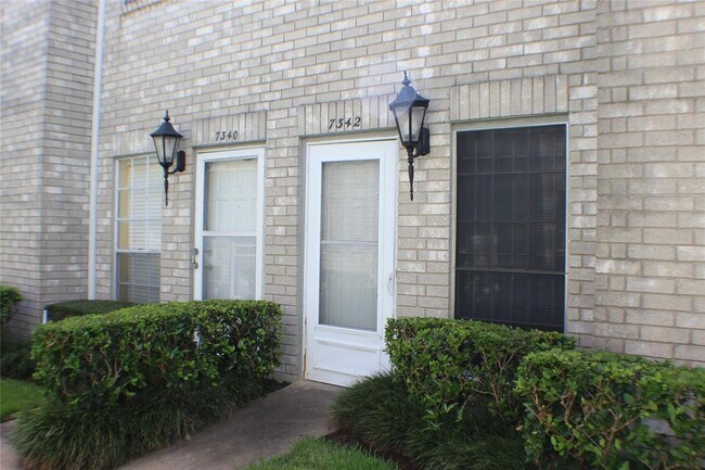 Building Photo - 7342 Regency Square Ct