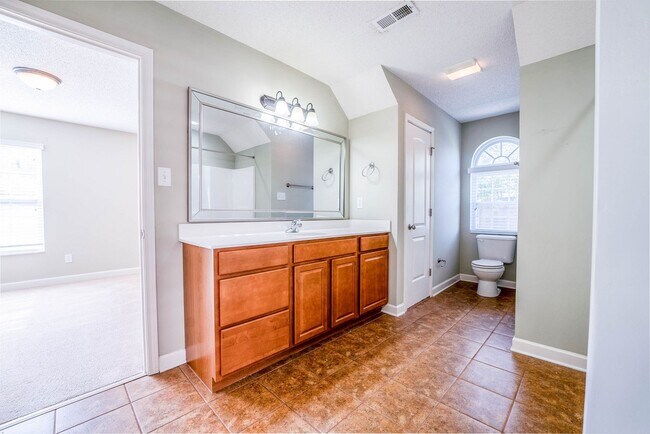 Building Photo - West Hills House 3BR/ 2.5BA, 2 Car garage, primary bedroom on main level