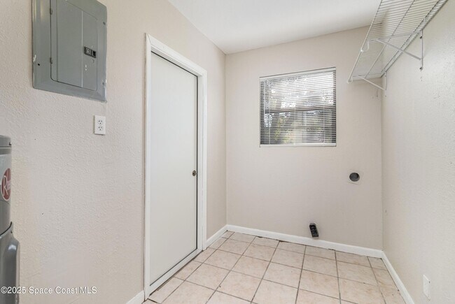Building Photo - 3648 Tomlin Dr