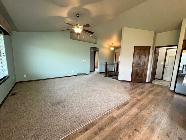 Building Photo - Gorgeous 4 Bed/3 Bath Home in Great Location!