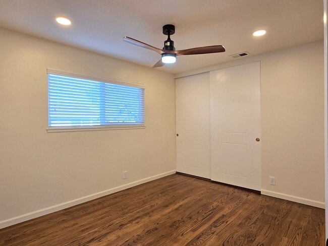 Building Photo - Spacious Tri-Level Home, 11.5kW Solar, 30kW Backup Batteries, Car Charger, A/C, Remodeled Inside ...