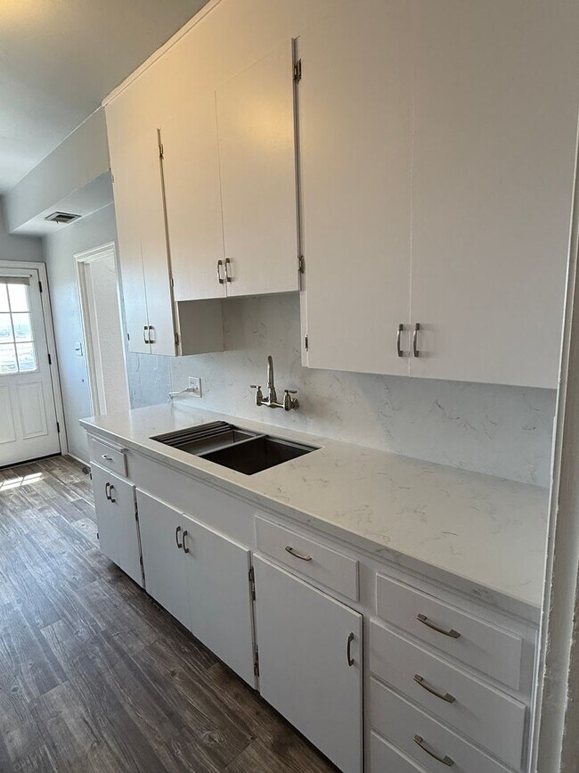 Building Photo - Beautiful 2 bedroom 1 bathroom upstairs ap...