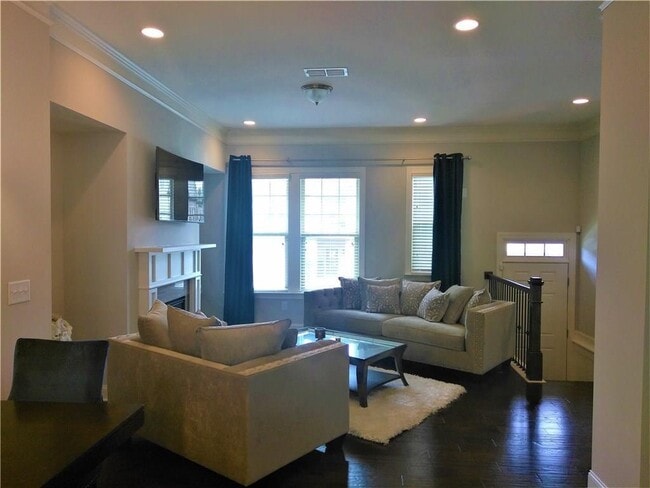 Building Photo - 4475 Donahue Ave