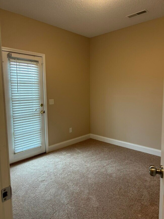 Building Photo - 3421 Beacon Dr