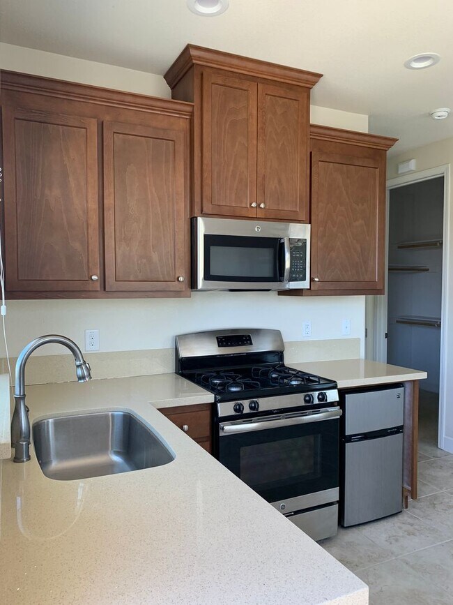 Building Photo - Nice 1 Bed 1 Bath upstairs apartment in the Cannery Neighborhood