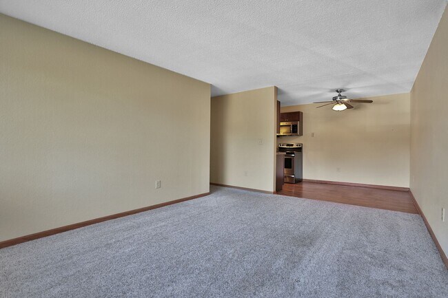 Building Photo - Wonderful 2BR in Peaceful Location 30 minu...