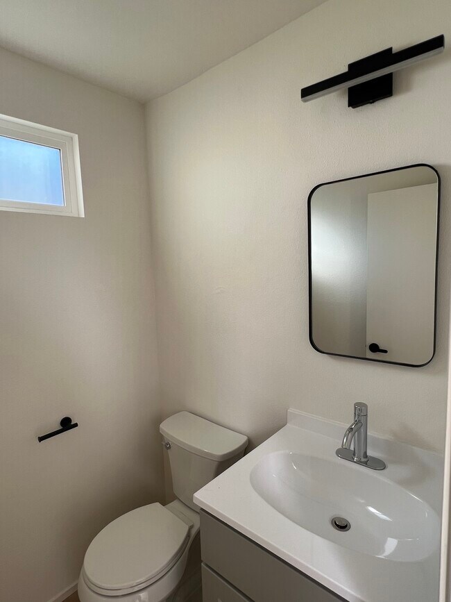 bathroom new and fresh - 11120 Hartsook St