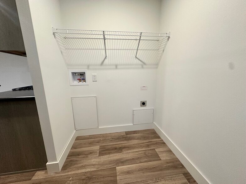 Building Photo - 19 Cavalier St N