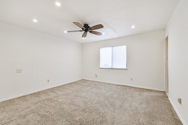 Building Photo - 24426 Rockin 7 Dr