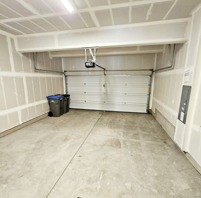 Building Photo - Immaculate and spacious 3 bed townhouse in convenient CK location