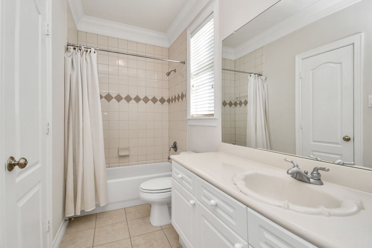 Building Photo - 833 Rosine St