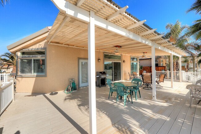 Building Photo - OPEN FLOOR PLAN WITH SIDEYARD PARKING AND ...