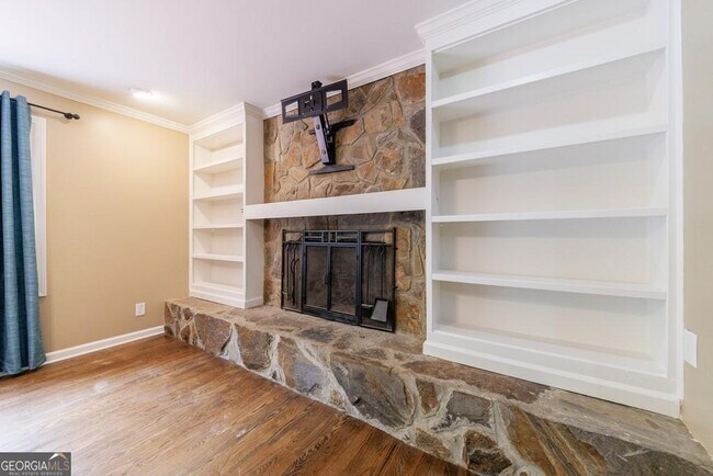 Building Photo - 10565 Shallowford Rd