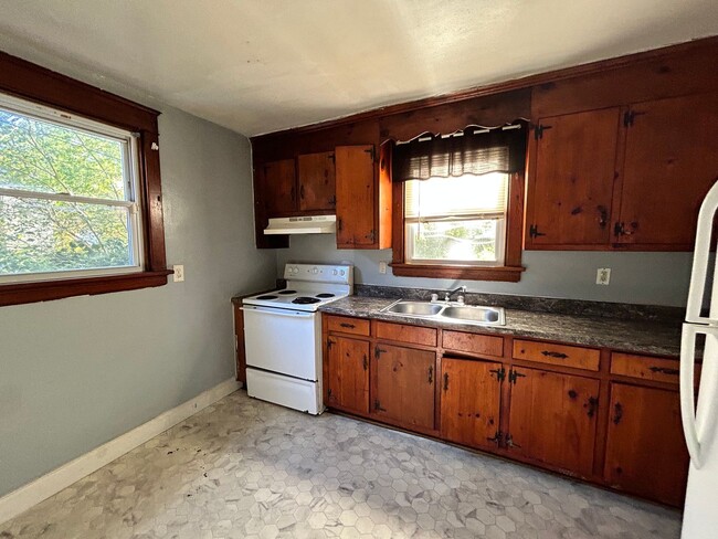 Building Photo - Cozy 2 Bedroom Home in Manchester Availabl...