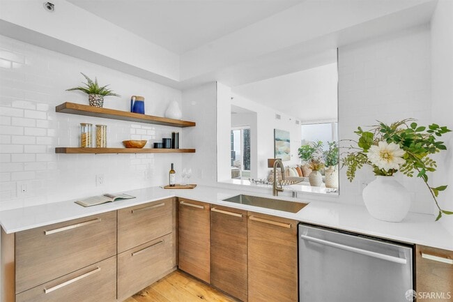 Building Photo - 425 1st St