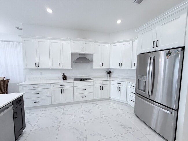 Building Photo - 5 Bedroom and 6 Bathroom, Lake view House