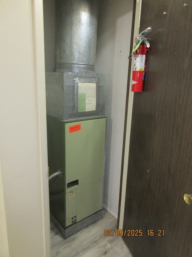 Building Photo - Updated, spacious one bedroom