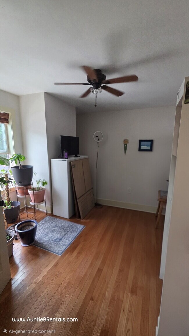 Building Photo - 2 Bed - 1 Bath Upper level unit in a triplex - Updated Unit