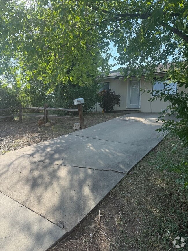 Building Photo - 3 bed 1 bath Brookside dr
