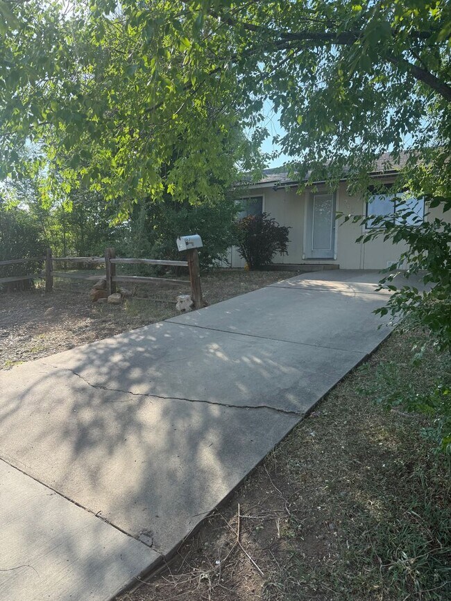Building Photo - 3 bed 1 bath Brookside dr